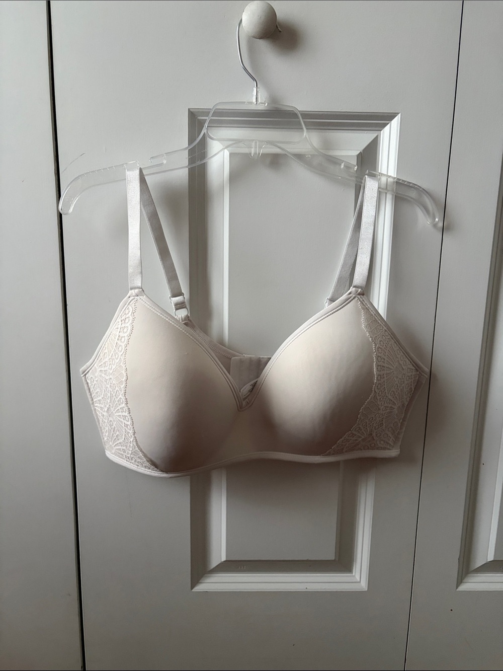 Parisian Intimates Seamless Light Cream Lace-Trim Bra Size 42D